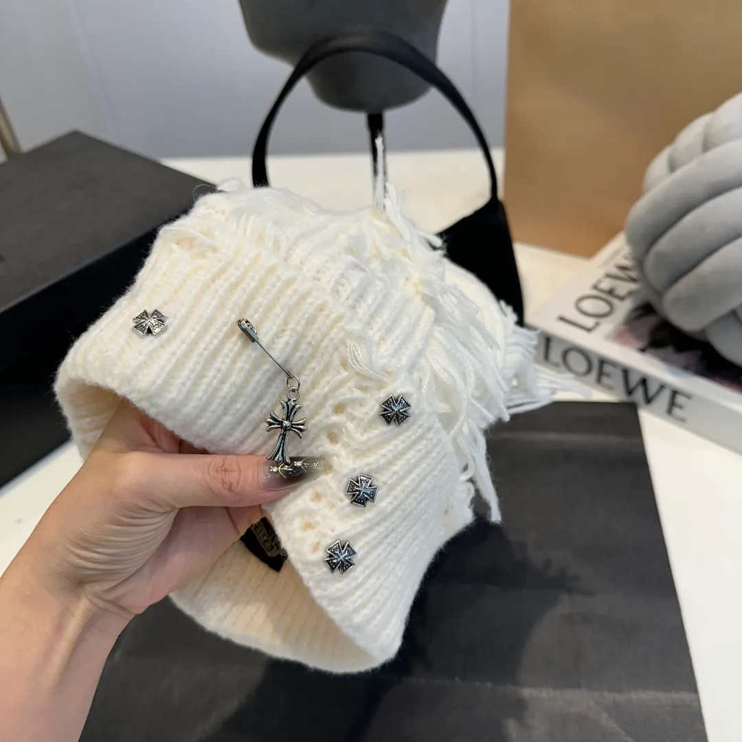 P60 Crow Heart Autumn and Winter Wool Knitted Beanie This must be the favorite of minimalism. It is clean, neat, fashionable and versatile, and will definitely not be picky about your face shape! A fashionable classic that lasts forever! Fashionable black and white can be purchased together